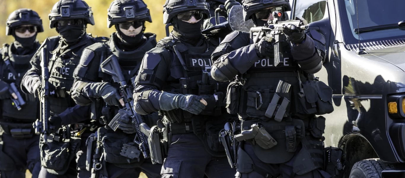 Η Αστυνομία ετοιμάζεται να «εισβάλει» και στα σπίτια - Διασκέδαση καθισμένοι και λίγοι, λίγοι!